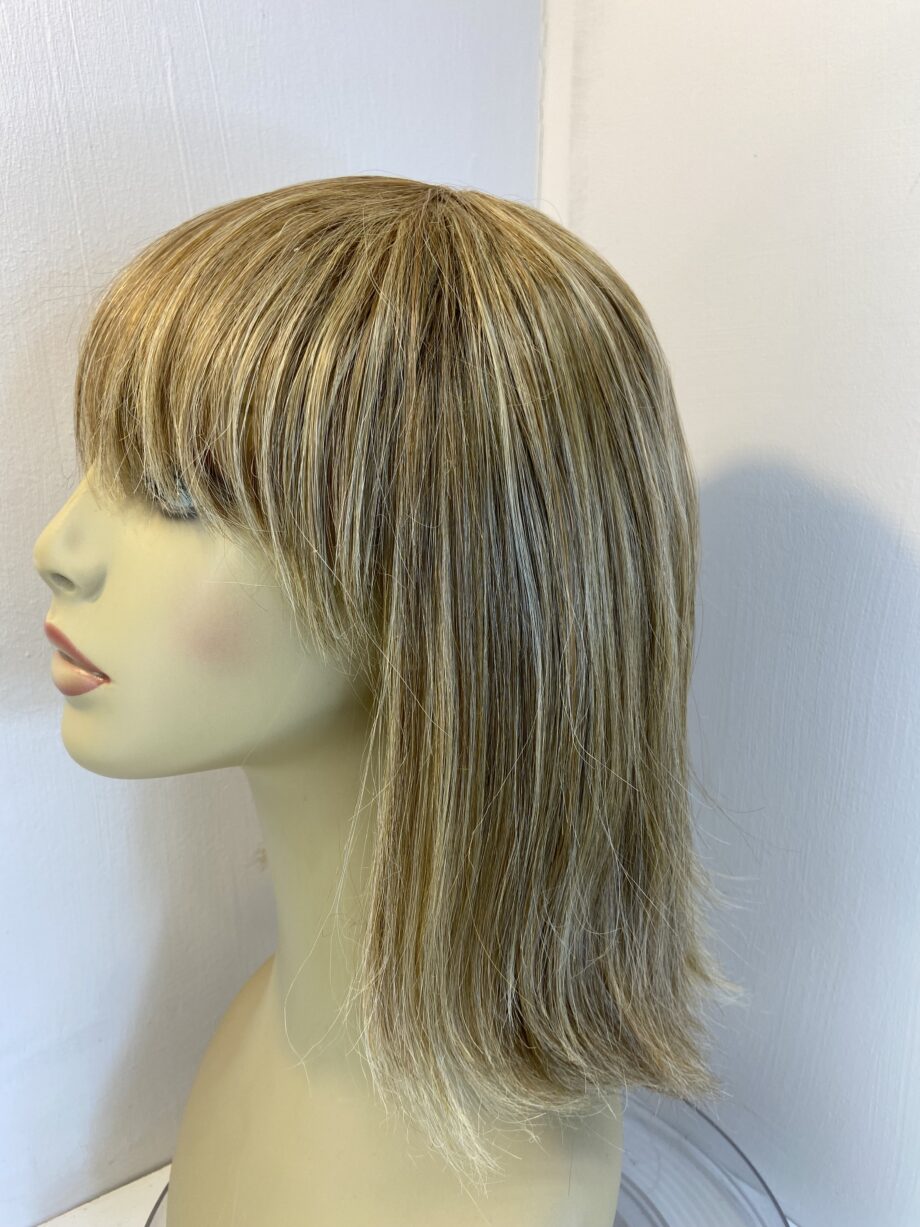 Blonde mid length wig. Blls857