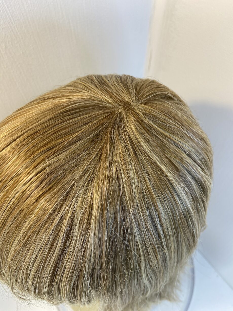 Blonde mid length wig. Blls857