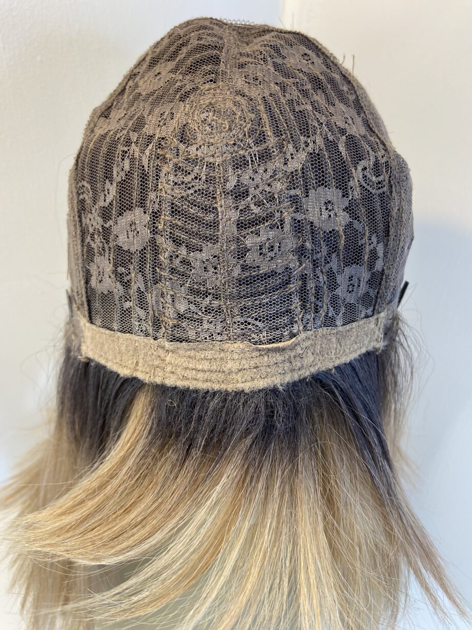 Stylish rooted blonde wig. Blms859