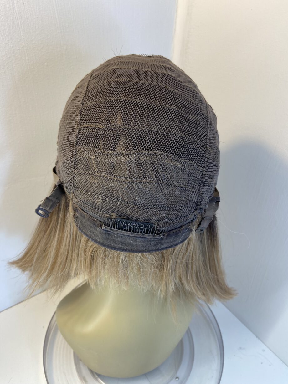 Stylish rooted blonde wig. Blms859