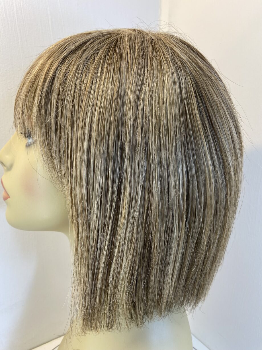 Blonde mid length wig. Blms861