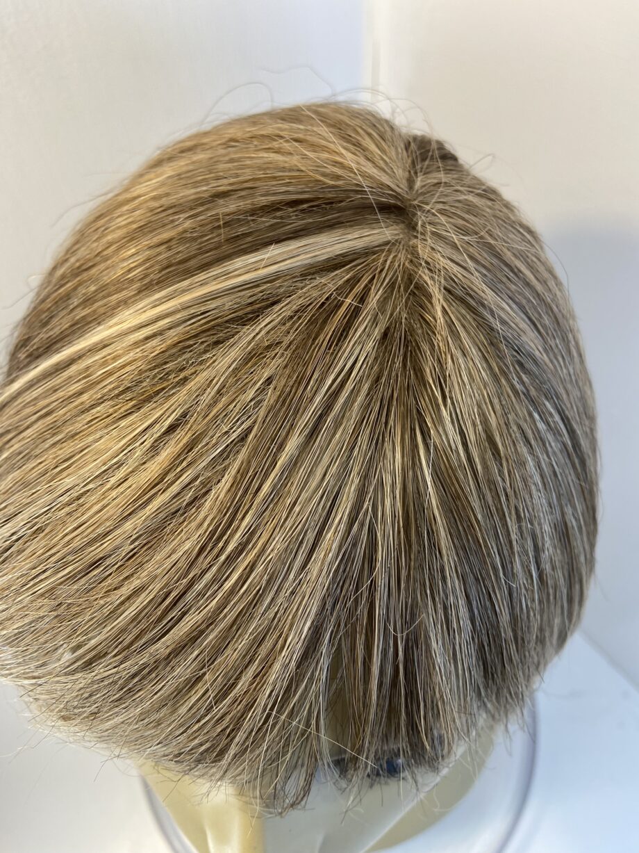 Blonde mid length wig. Blms861