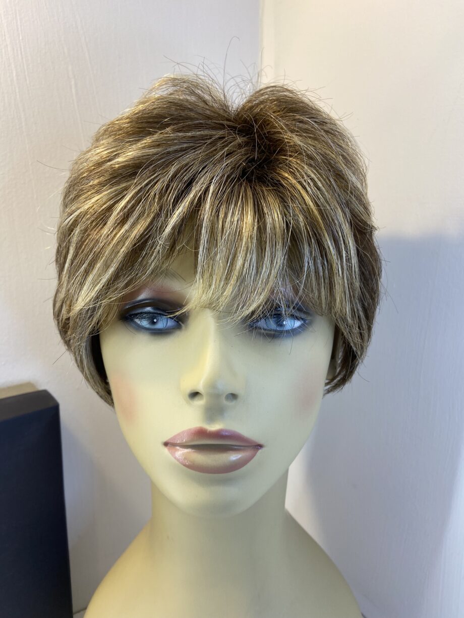 Gorgeous short new brown wig. Bbrss790