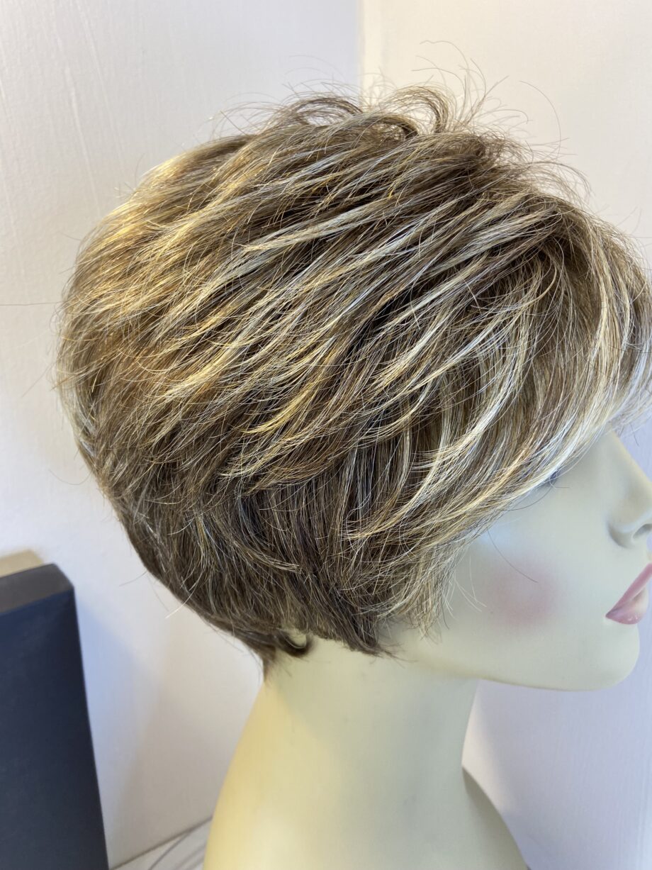 Gorgeous short new brown wig. Bbrss790