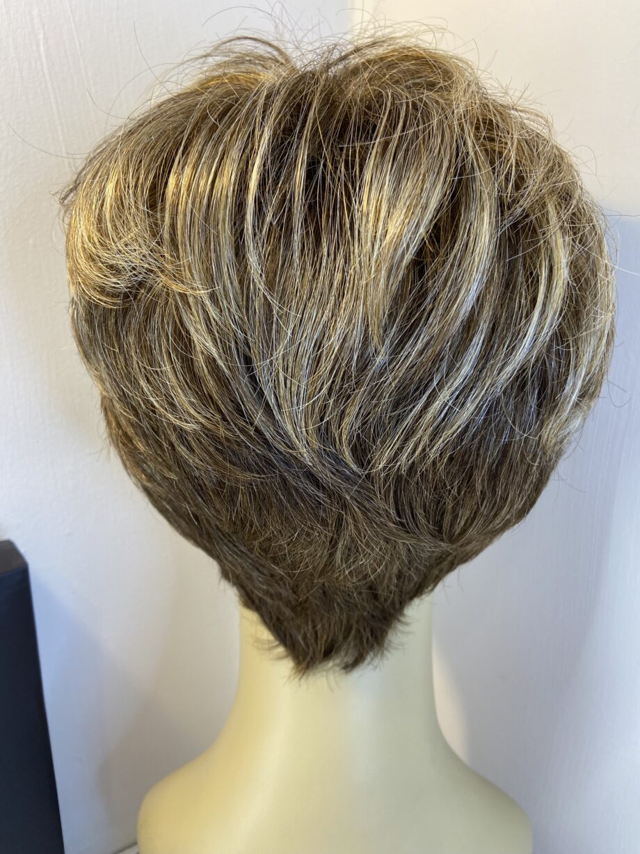Gorgeous short new brown wig. Bbrss790