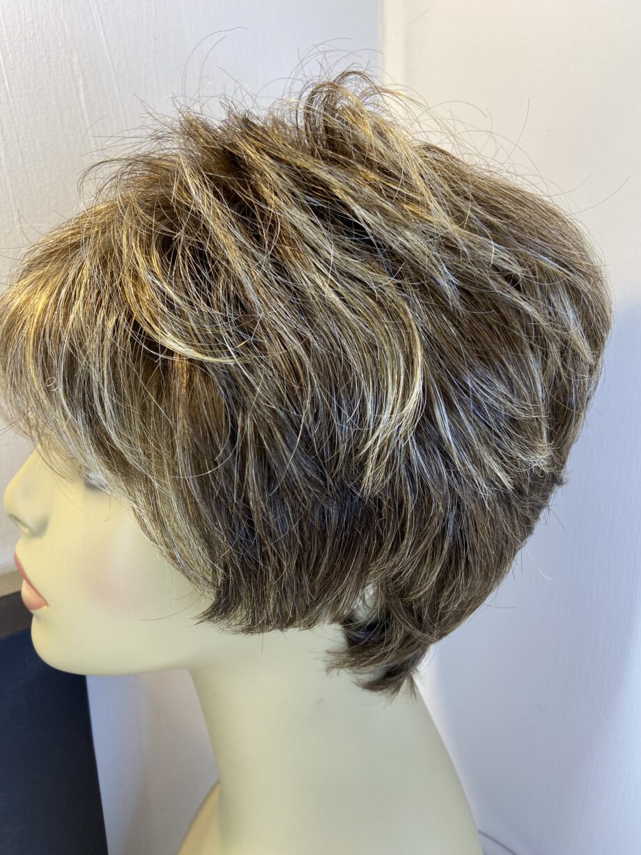 Gorgeous short new brown wig. Bbrss790