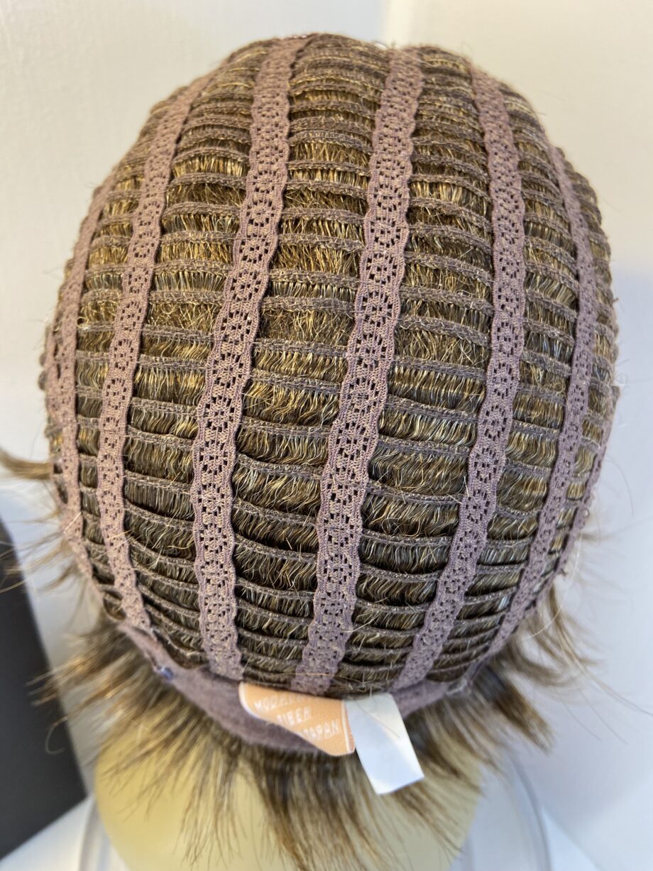 Gorgeous short new brown wig. Bbrss790