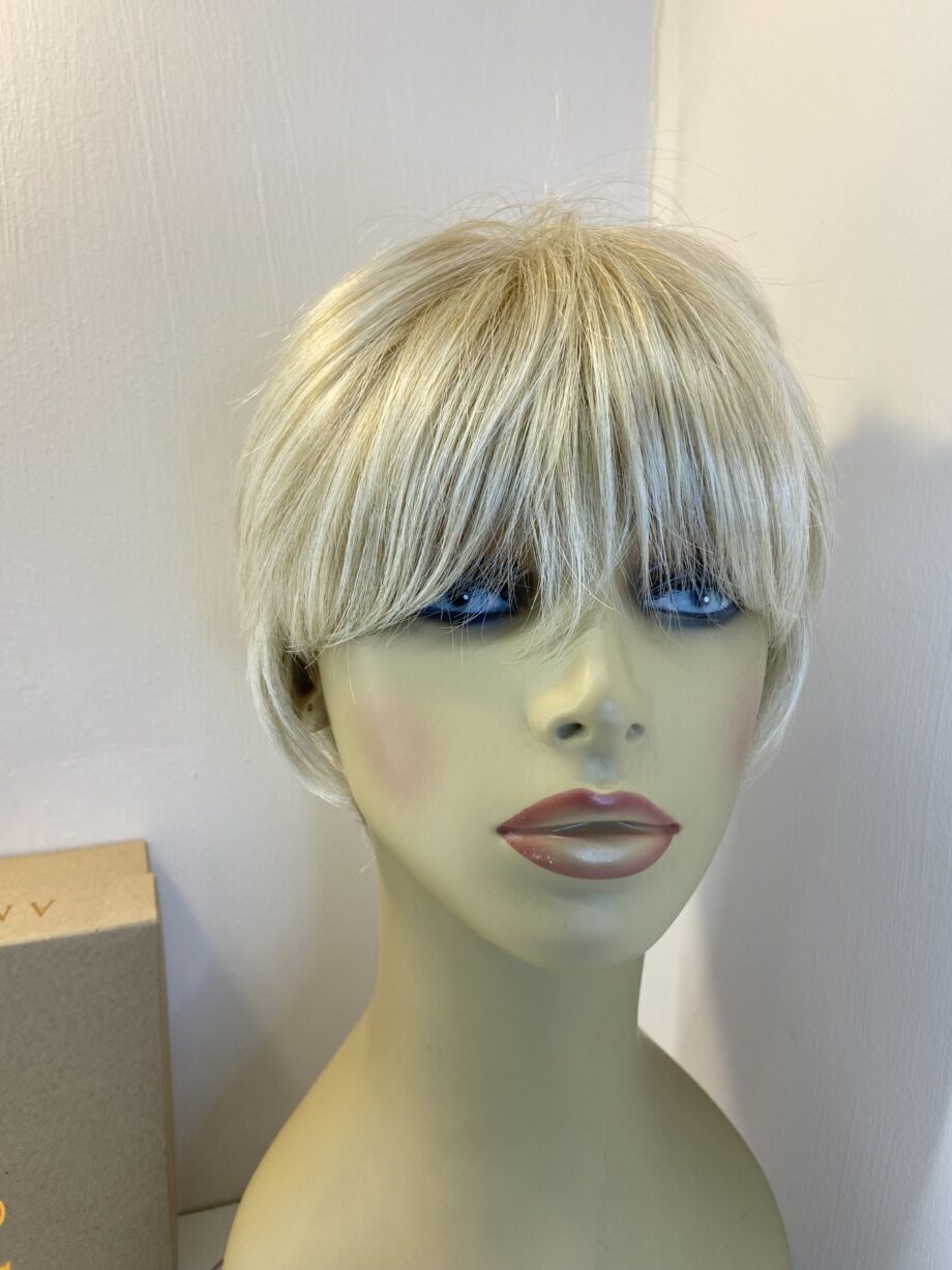 Stunning blonde short Amore wig. Bblss791