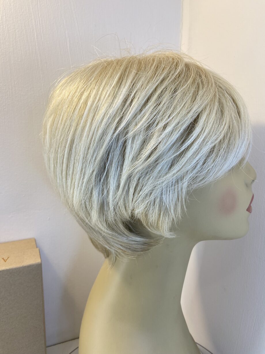 Stunning blonde short Amore wig. Bblss791
