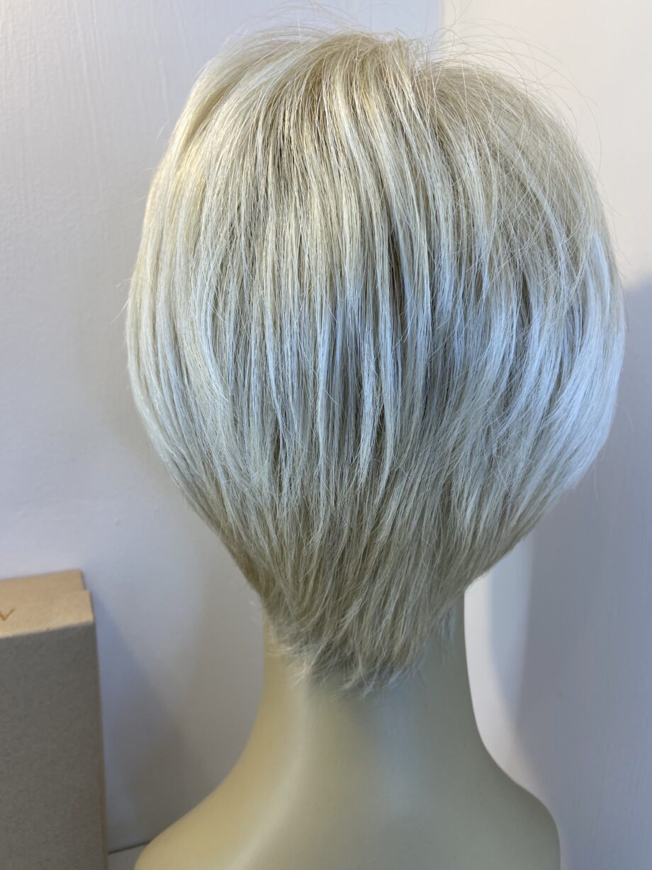 Stunning blonde short Amore wig. Bblss791