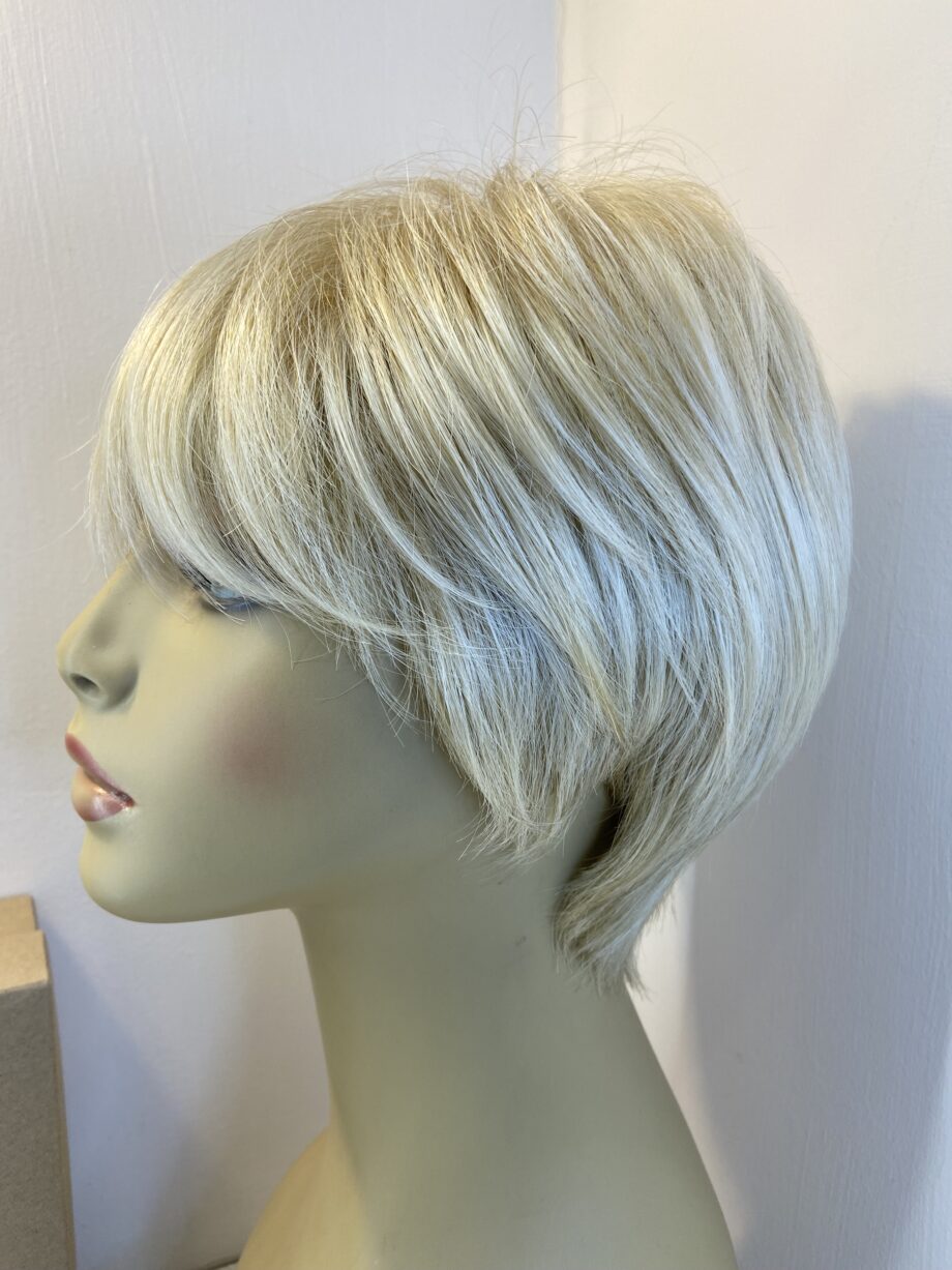 Stunning blonde short Amore wig. Bblss791