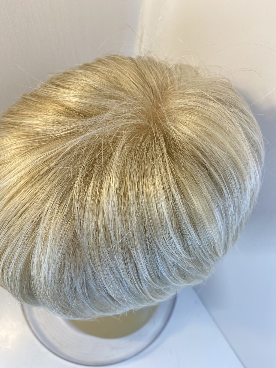 Stunning blonde short Amore wig. Bblss791