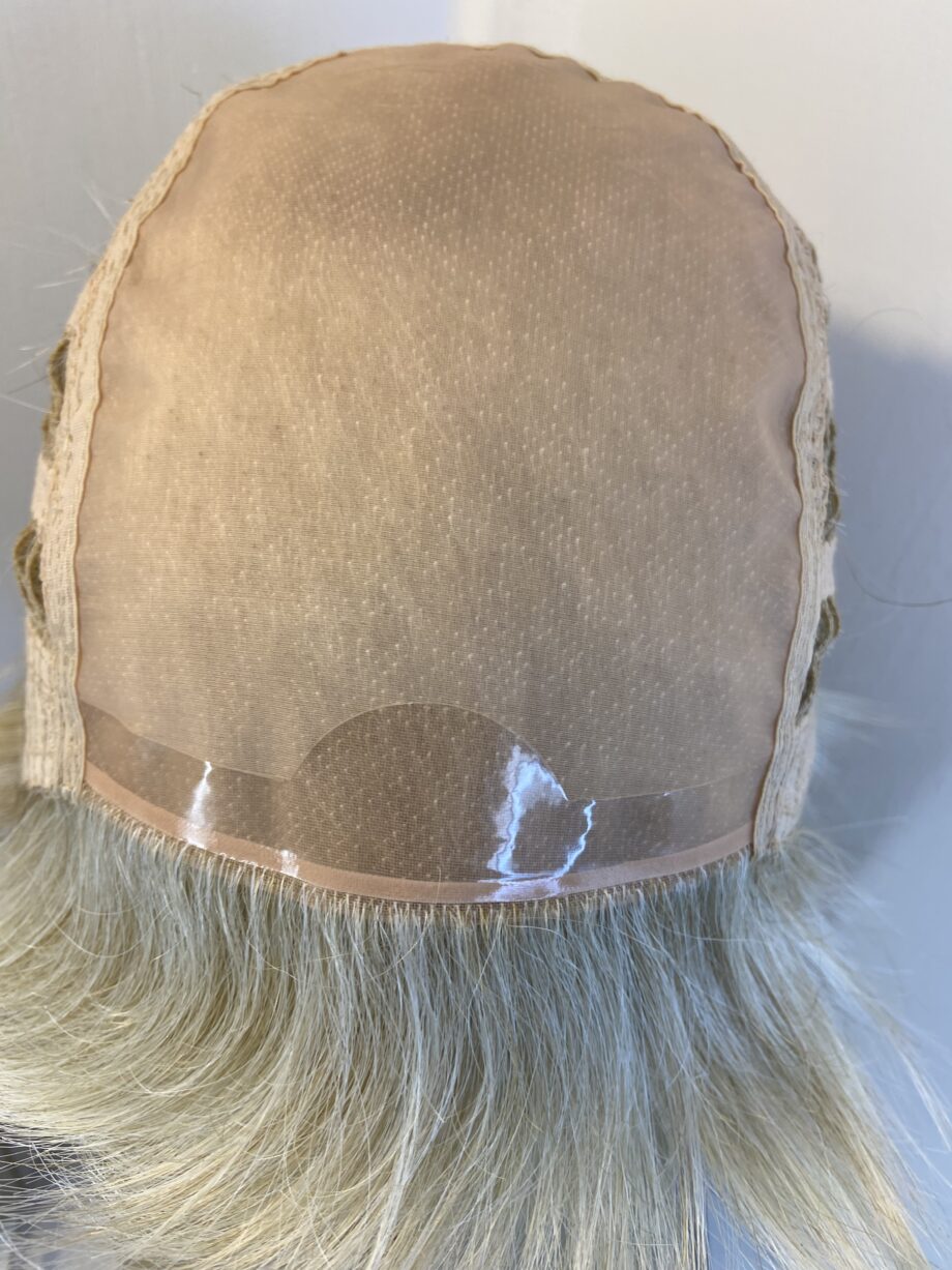 Stunning blonde short Amore wig. Bblss791