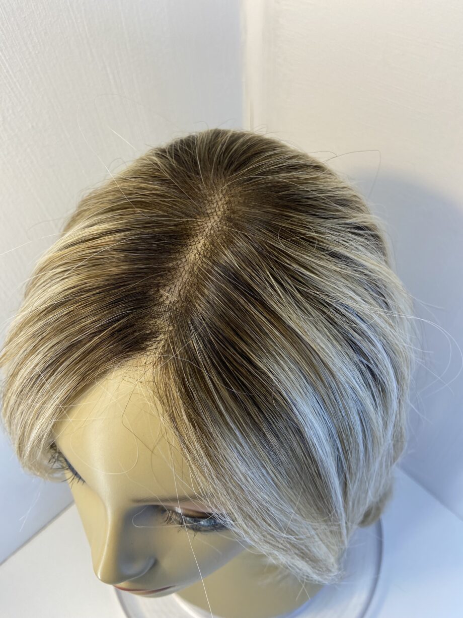 Long blonde rooted designer wig. Bblls791