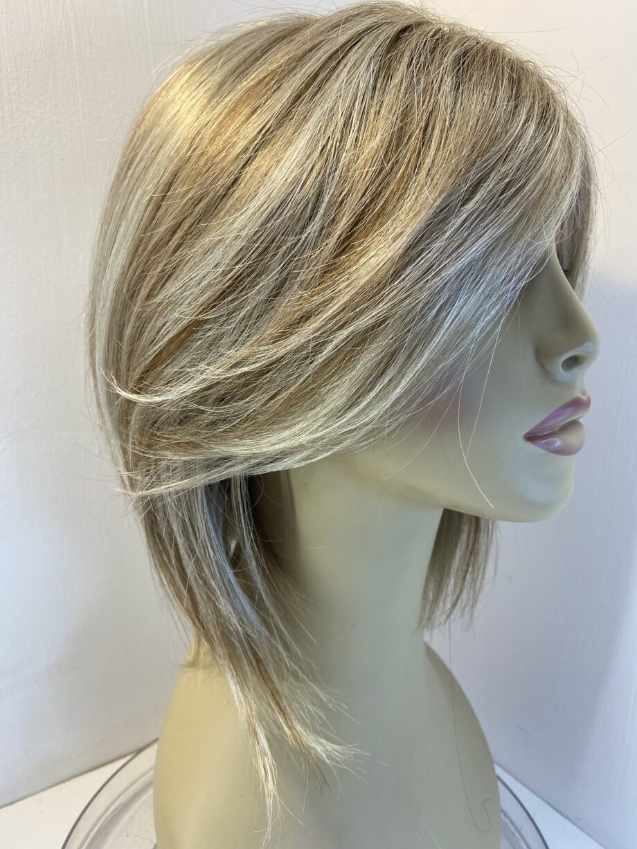 Noriko blonde long wig. Blls716