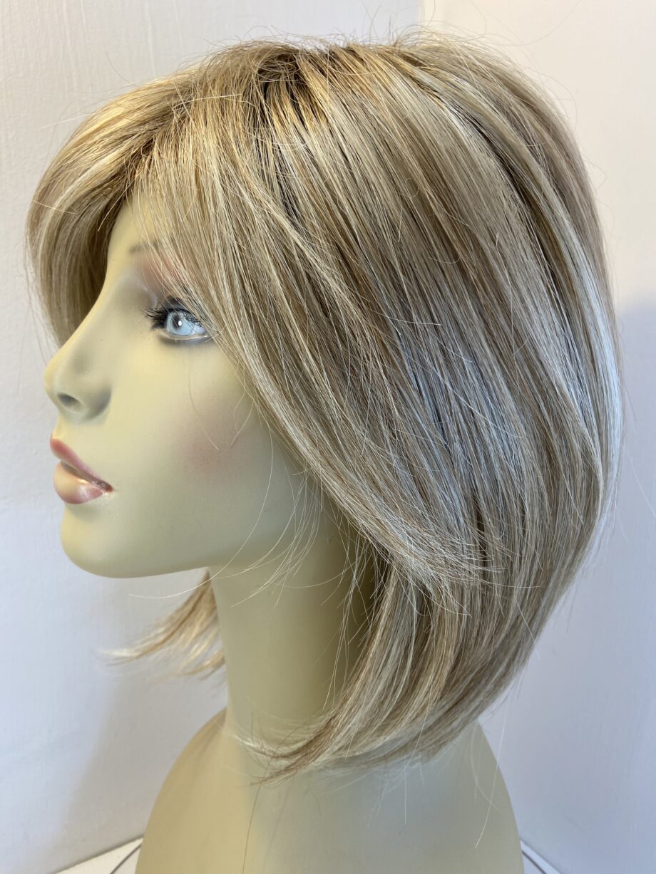 Noriko blonde long wig. Blls716