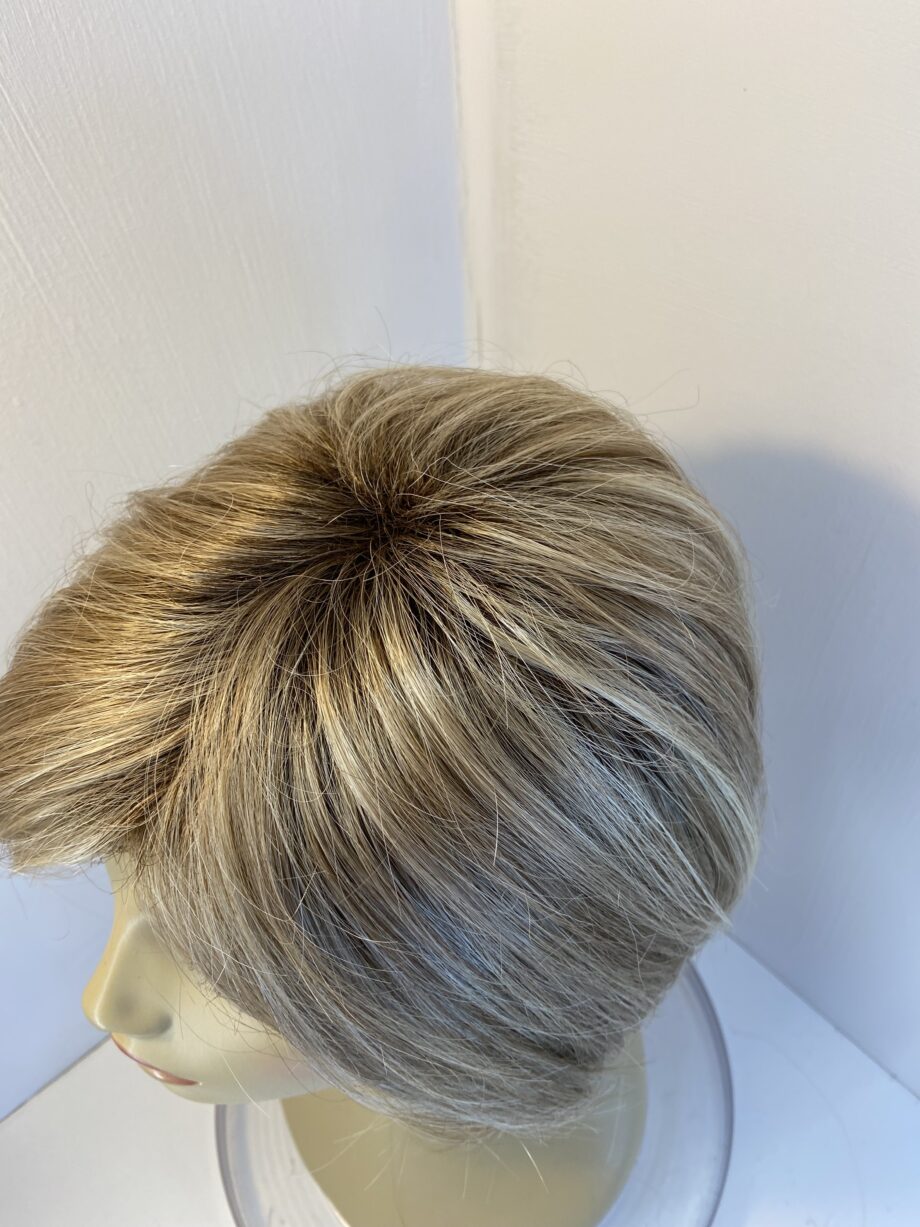 Noriko blonde long wig. Blls716