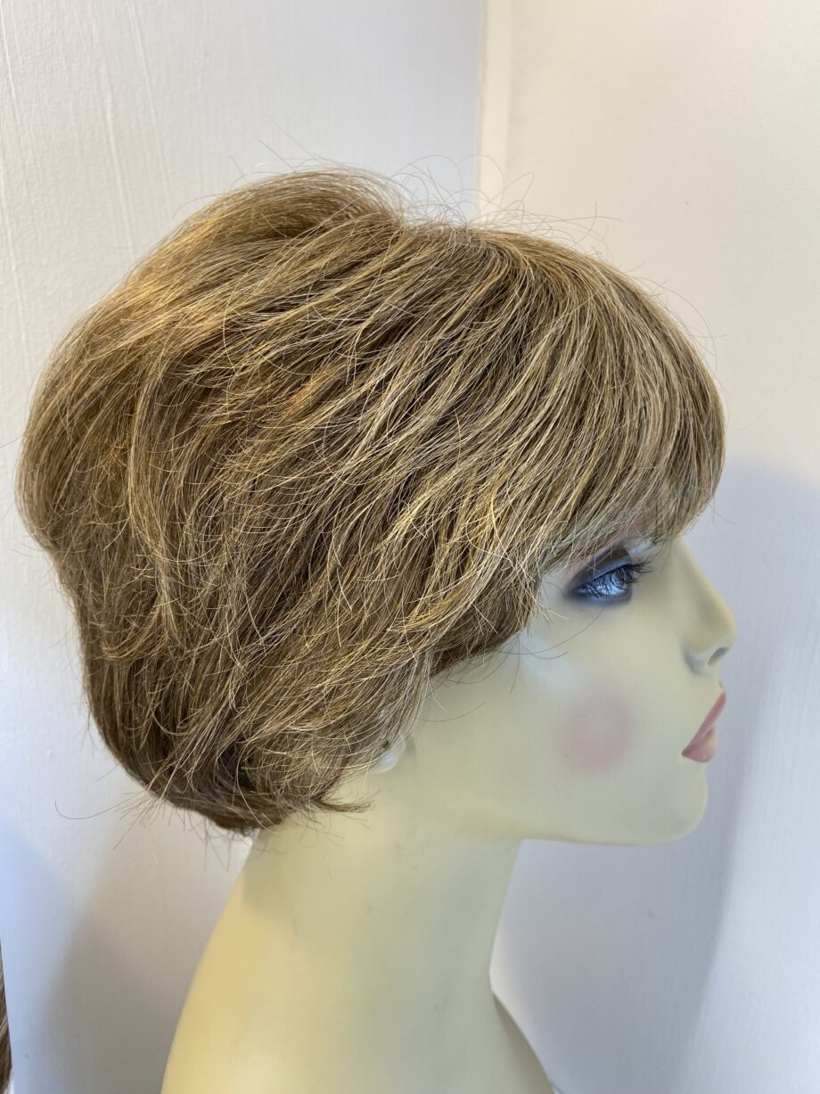 Short wavy light brown wig. Bbrsw792