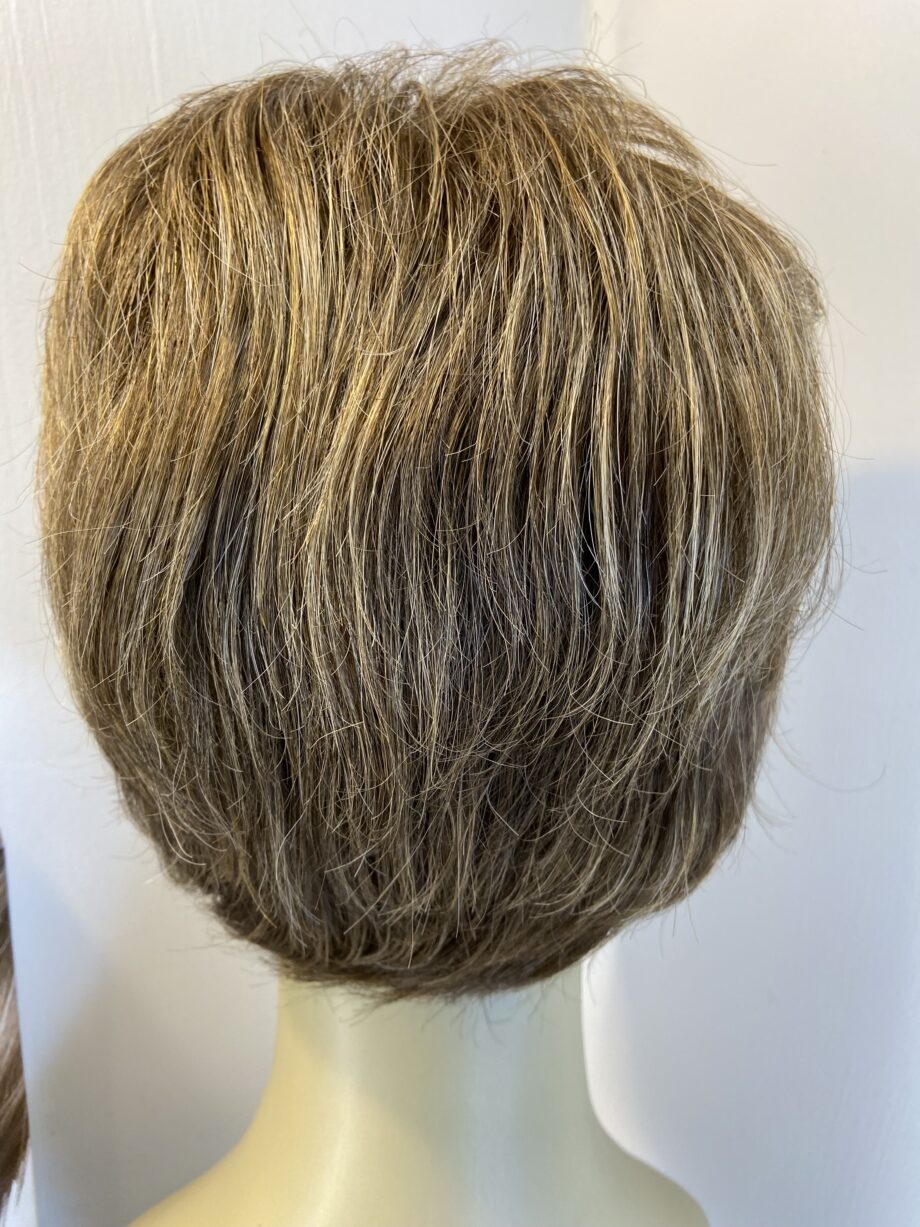Short wavy light brown wig. Bbrsw792