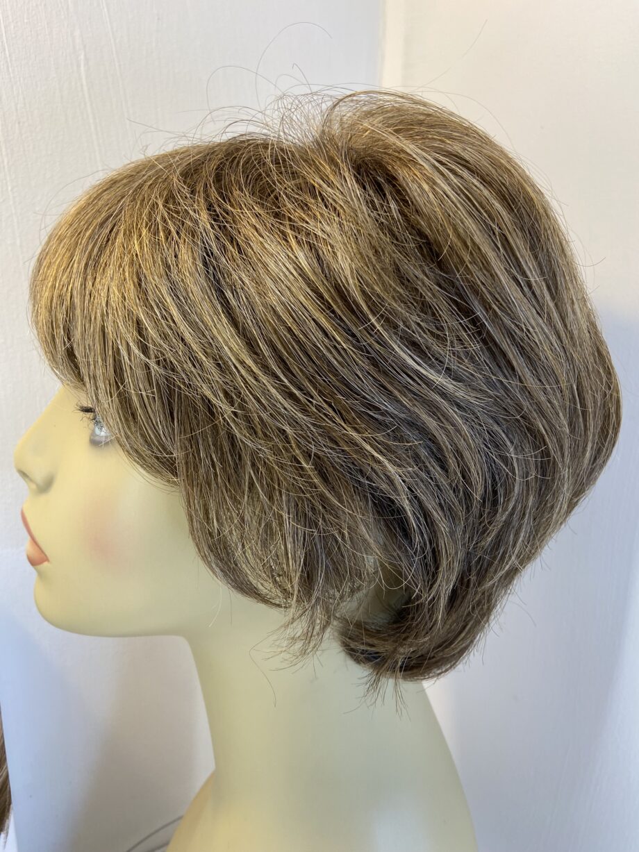 Short wavy light brown wig. Bbrsw792