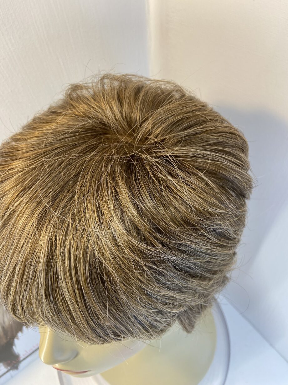 Short wavy light brown wig. Bbrsw792