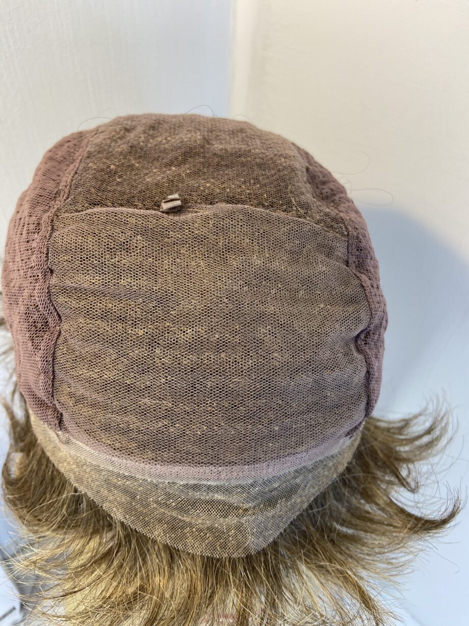 Short wavy light brown wig. Bbrsw792