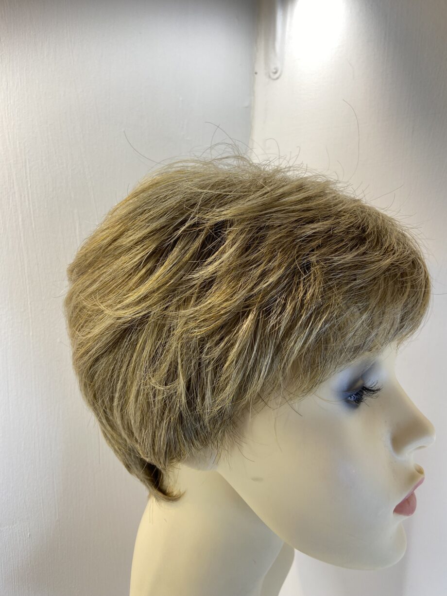 Blonde short stylish wig. Brsw718