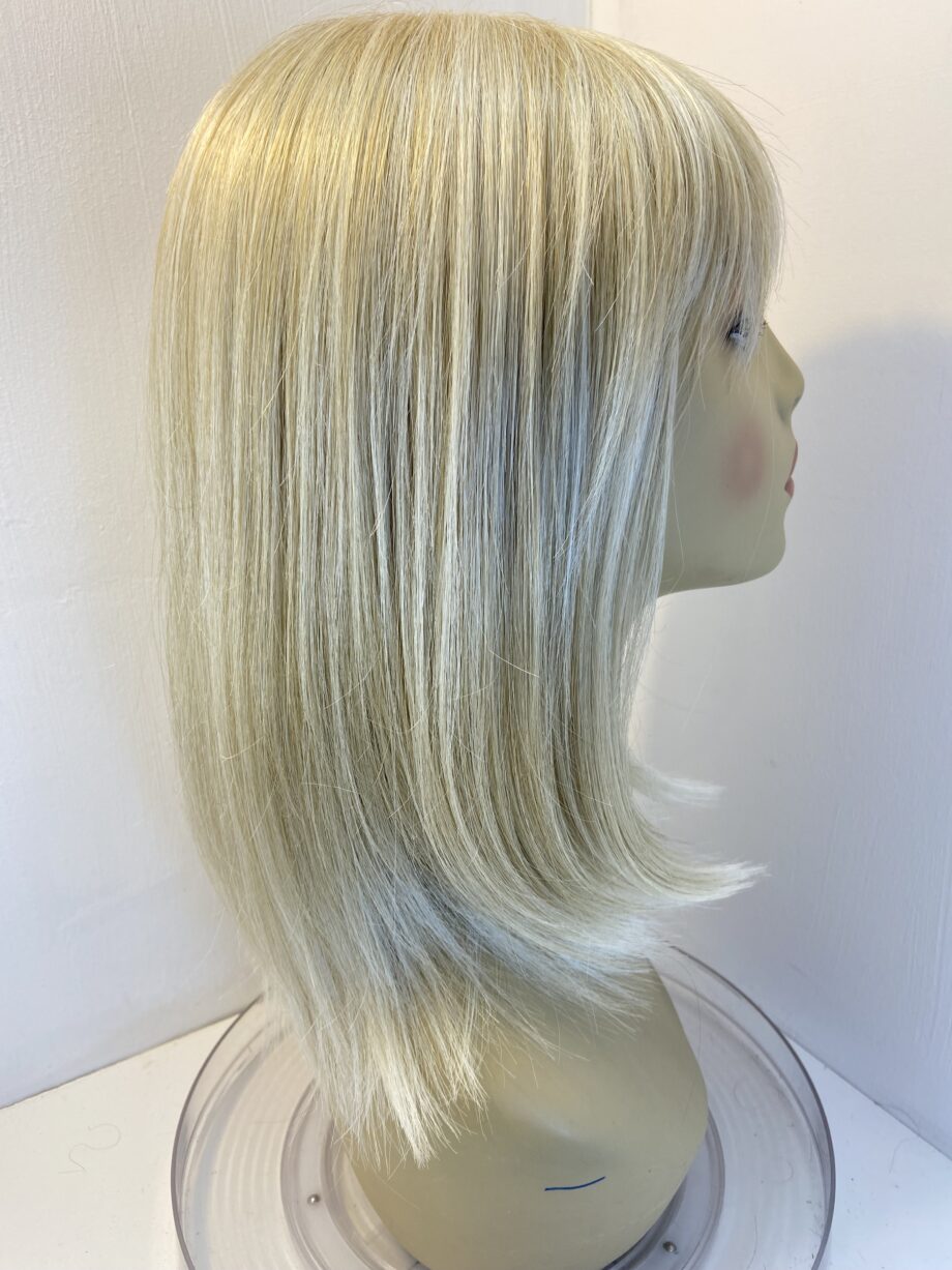 Stunning blonde long Amore wig. Blls719