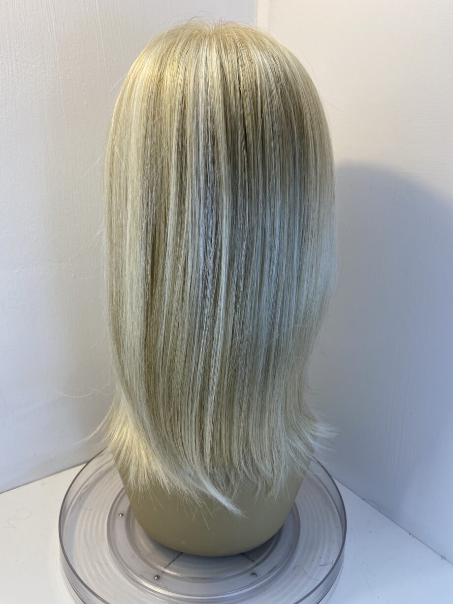 Stunning blonde long Amore wig. Blls719