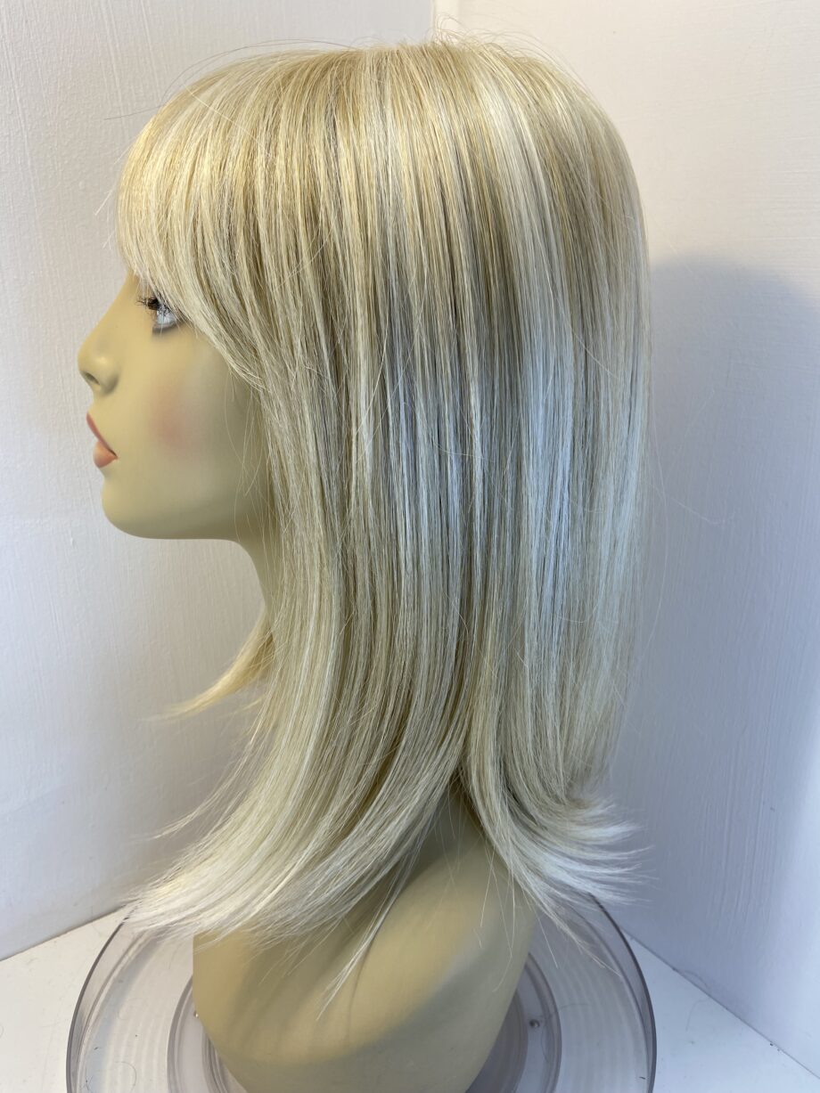 Stunning blonde long Amore wig. Blls719