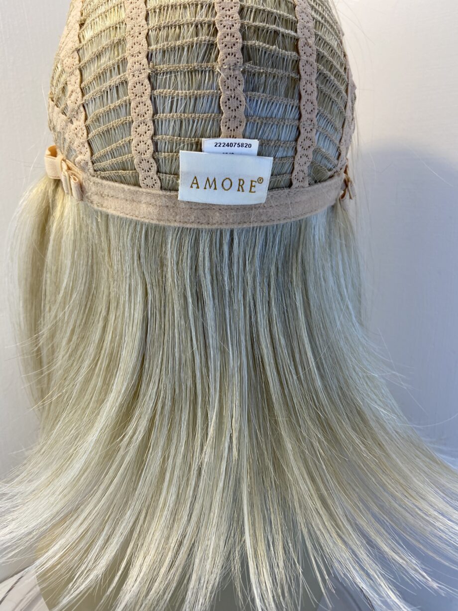 Stunning blonde long Amore wig. Blls719