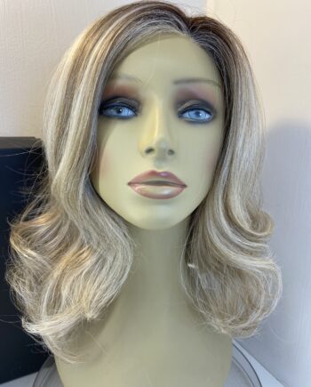 Stunning butterbeer blonde long wavy wig. Bbllw793