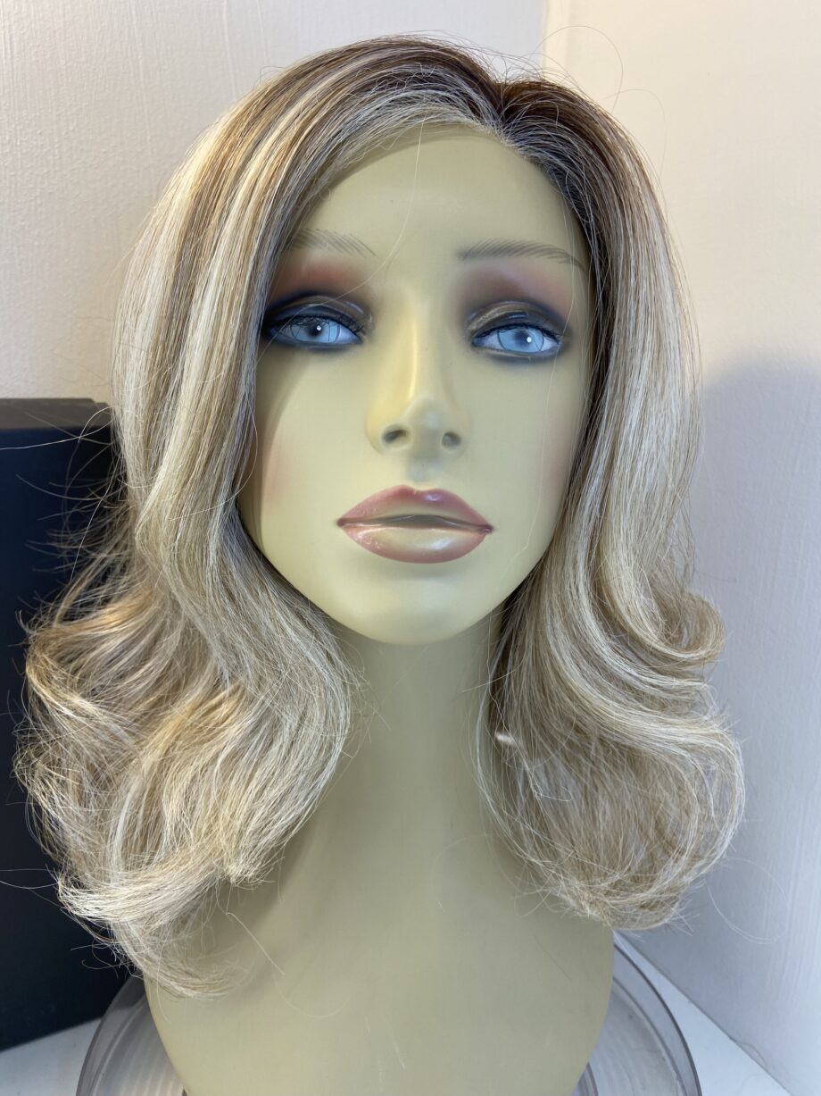 Stunning butterbeer blonde long wavy wig. Bbllw793
