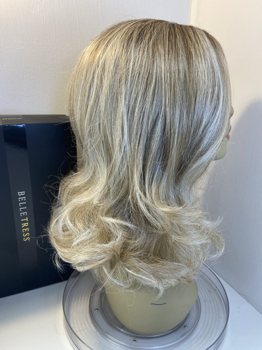 Stunning butterbeer blonde long wavy wig. Bbllw793