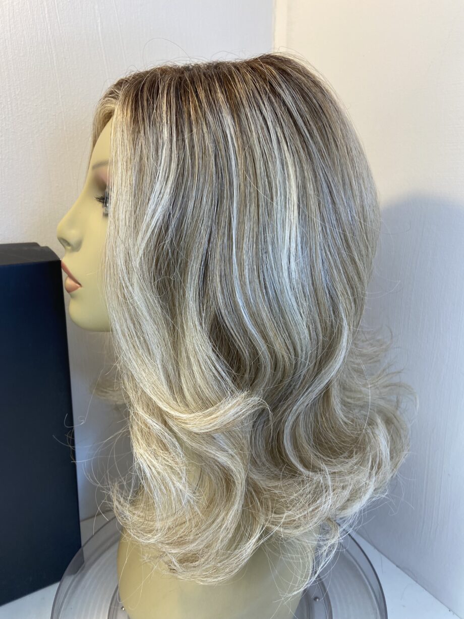 Stunning butterbeer blonde long wavy wig. Bbllw793
