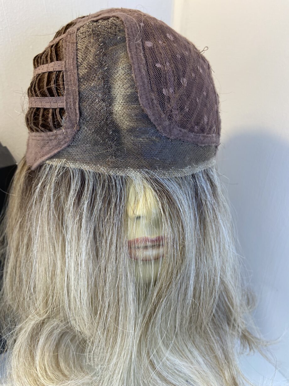 Stunning butterbeer blonde long wavy wig. Bbllw793