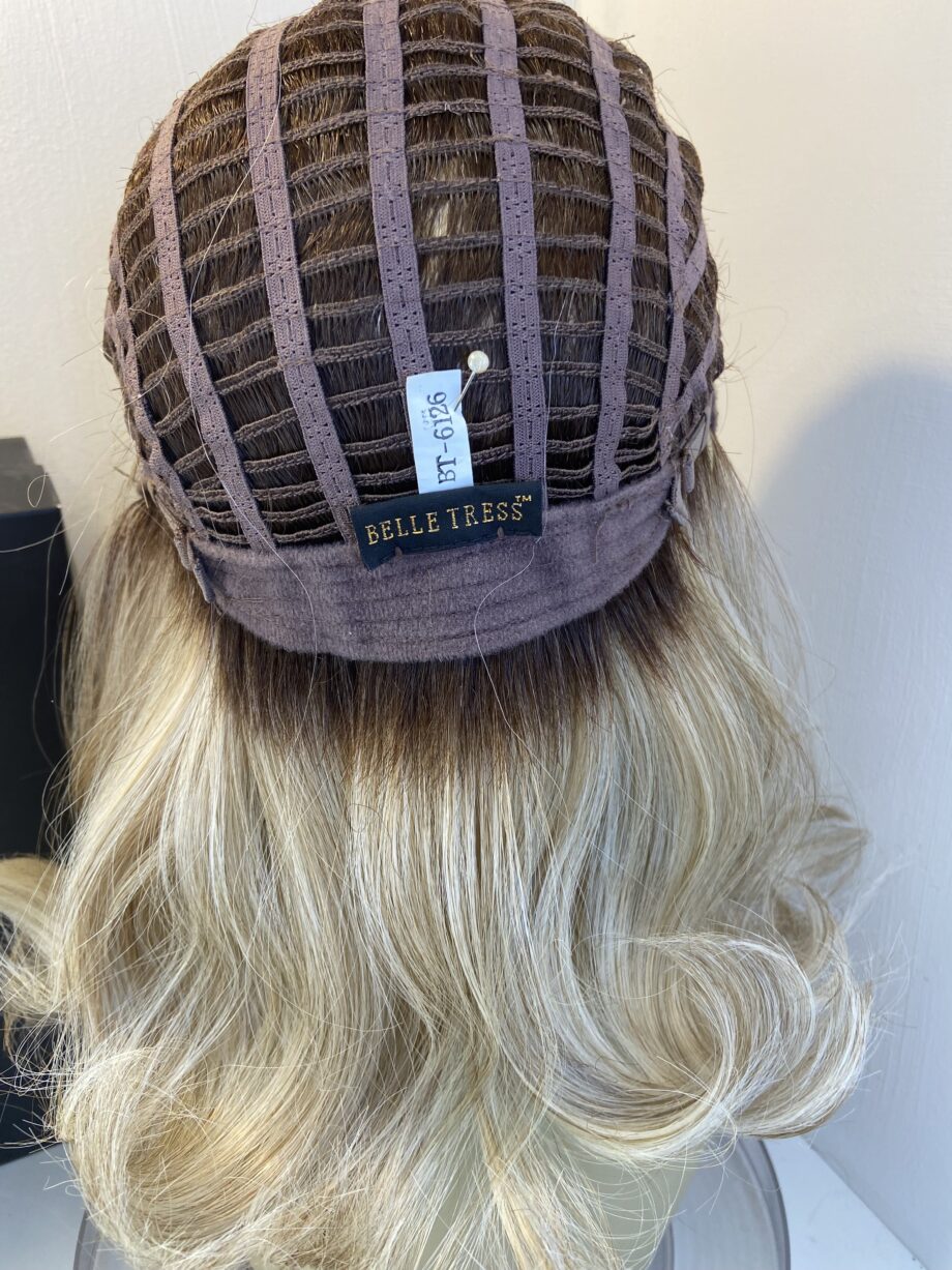 Stunning butterbeer blonde long wavy wig. Bbllw793