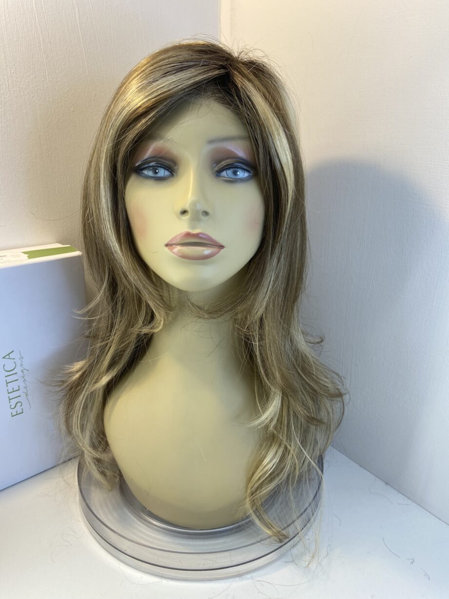 Stunyblonde rooted Estetica wig. Bbllw801