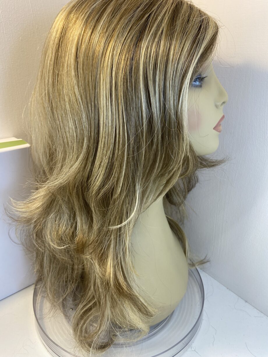Stunyblonde rooted Estetica wig. Bbllw801