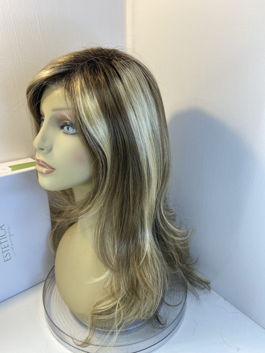 Stunyblonde rooted Estetica wig. Bbllw801