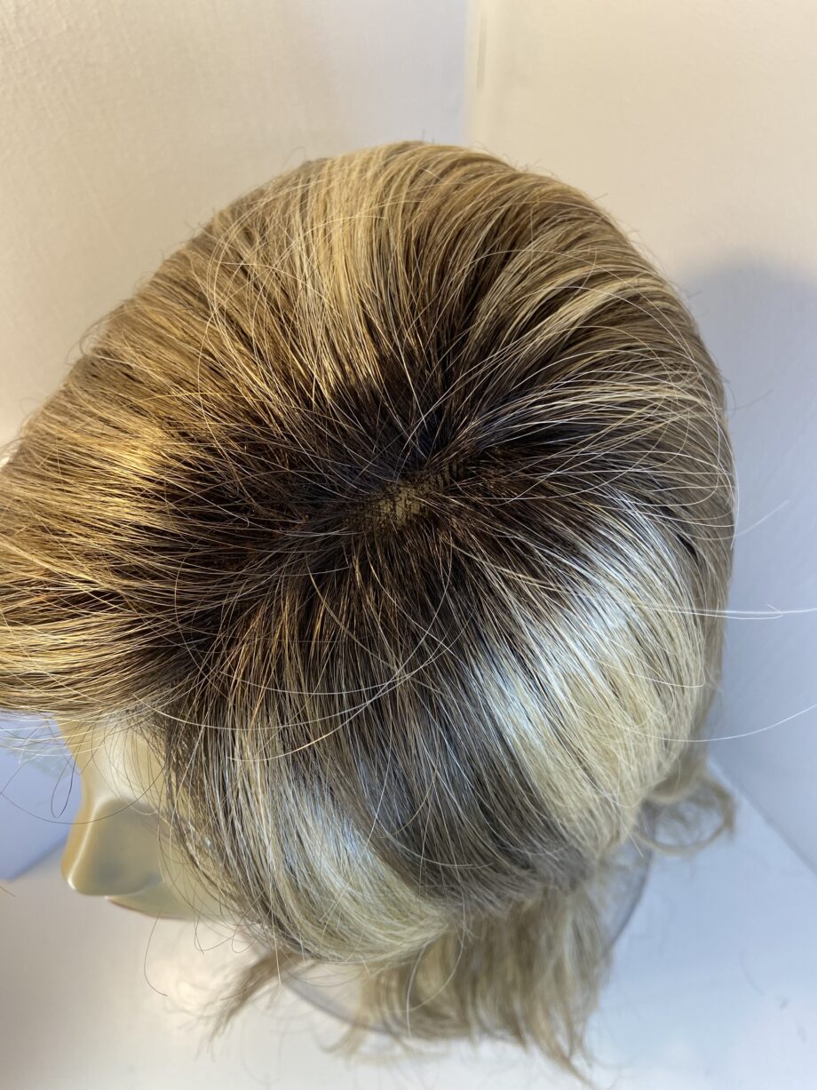 Stunyblonde rooted Estetica wig. Bbllw801