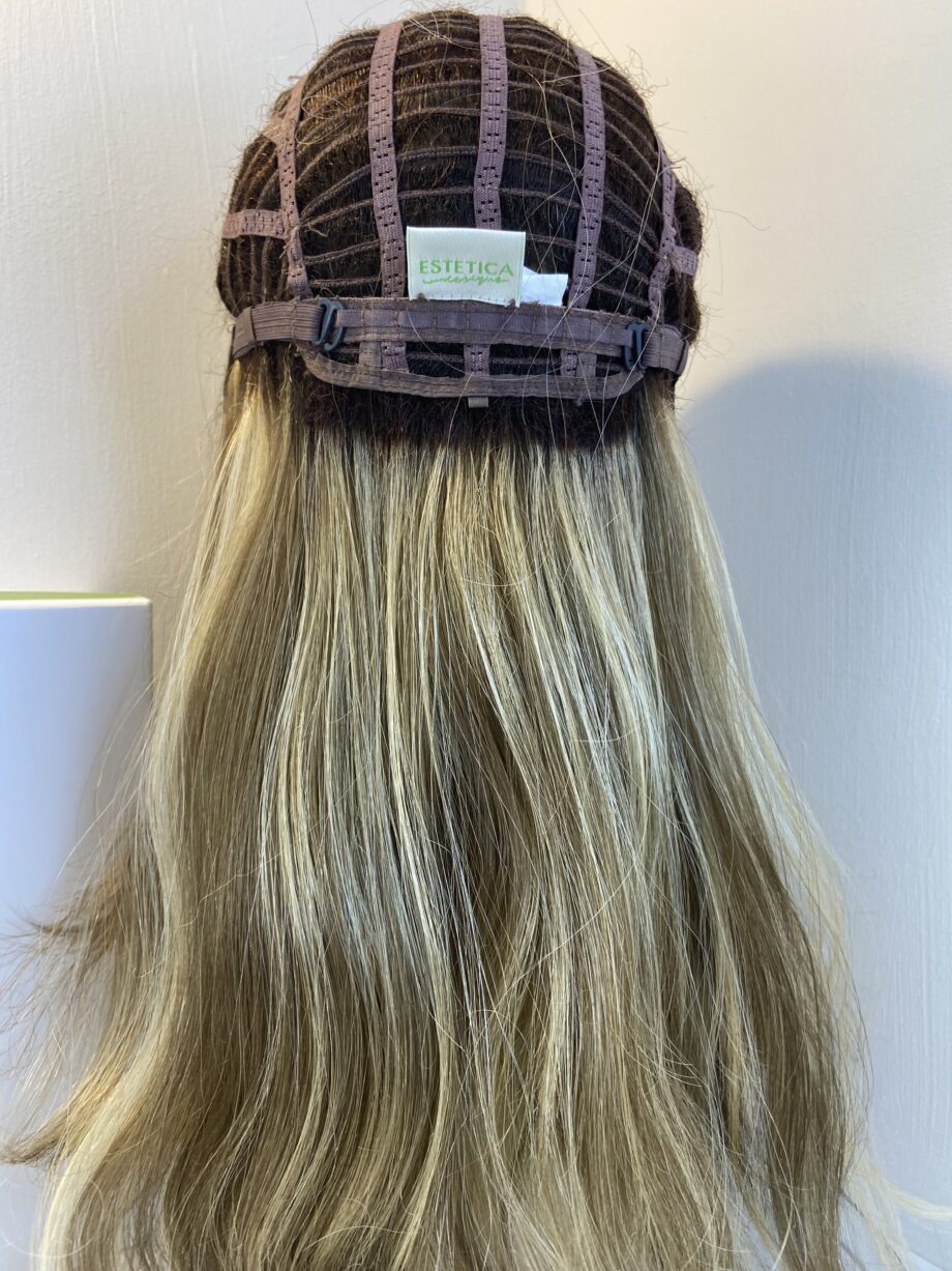 Stunyblonde rooted Estetica wig. Bbllw801