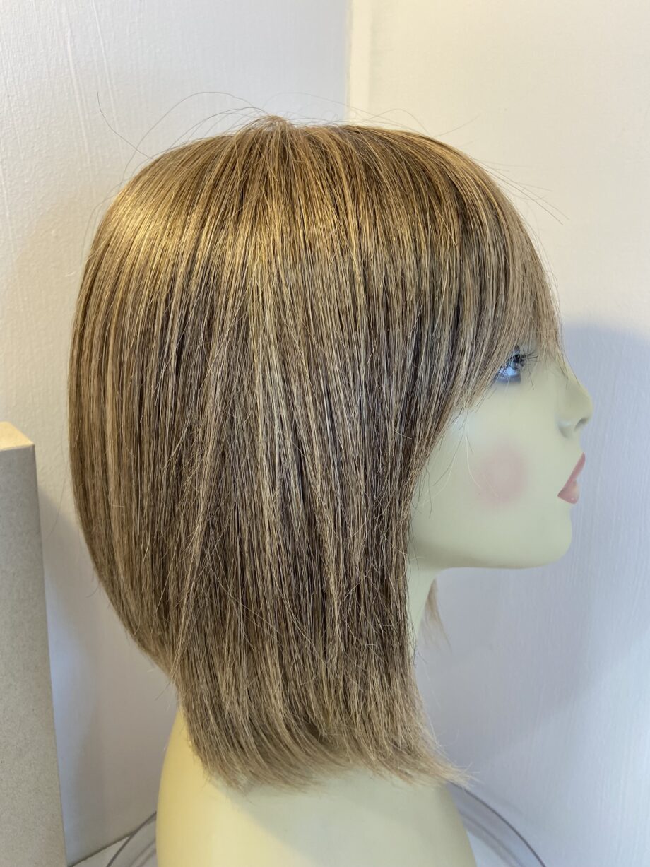 Mid length marble brown Amore wig. Bbrms794