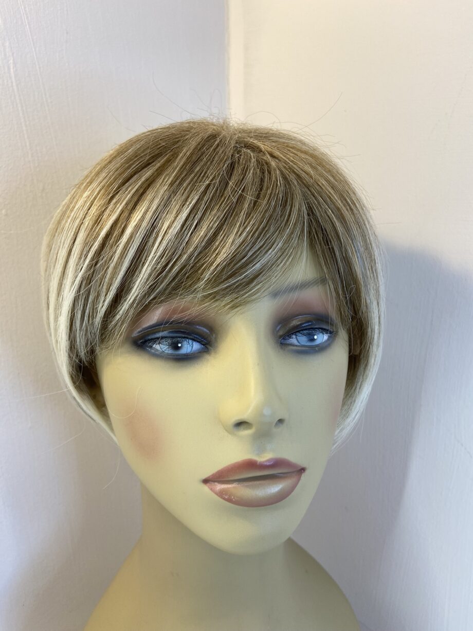 Blonde highlighted short wig. Brms721