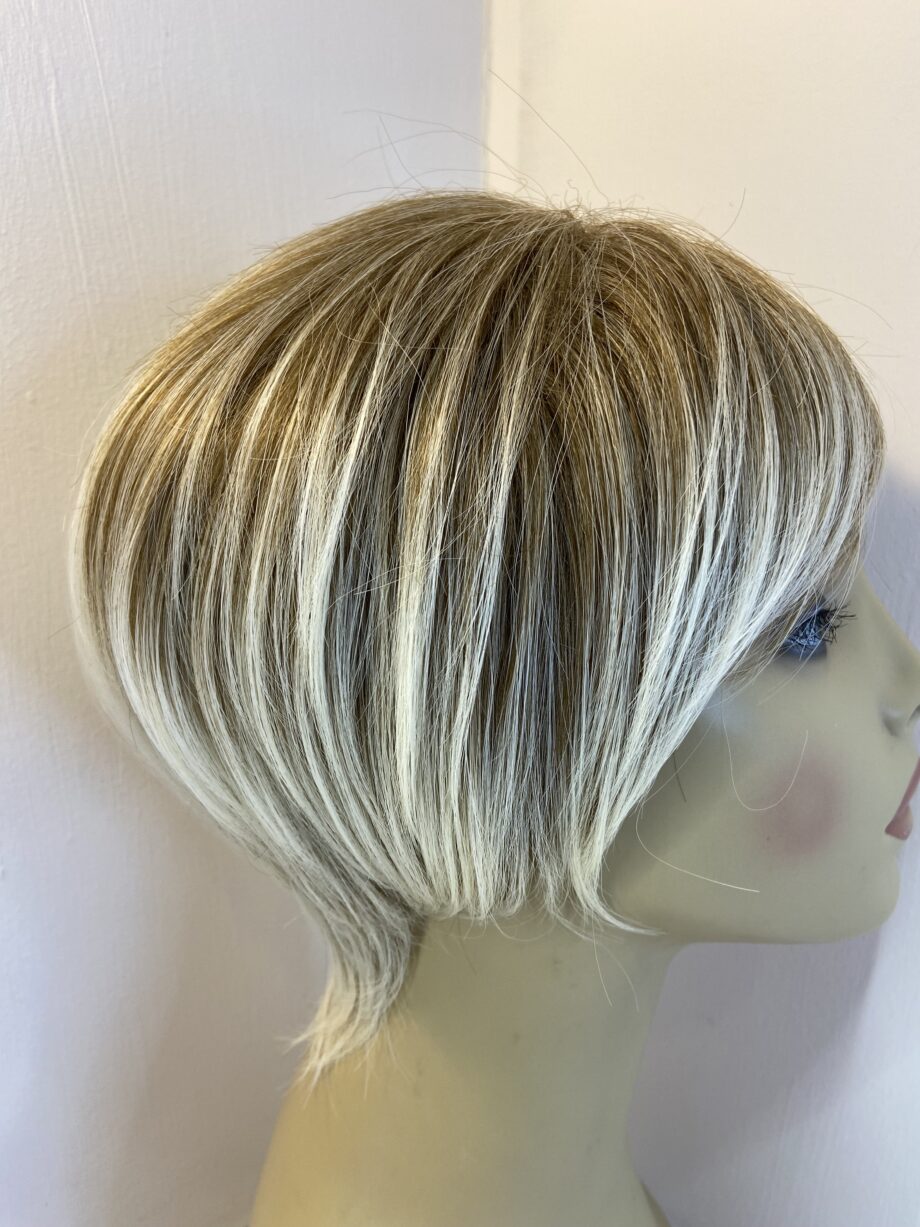Blonde highlighted short wig. Brms721