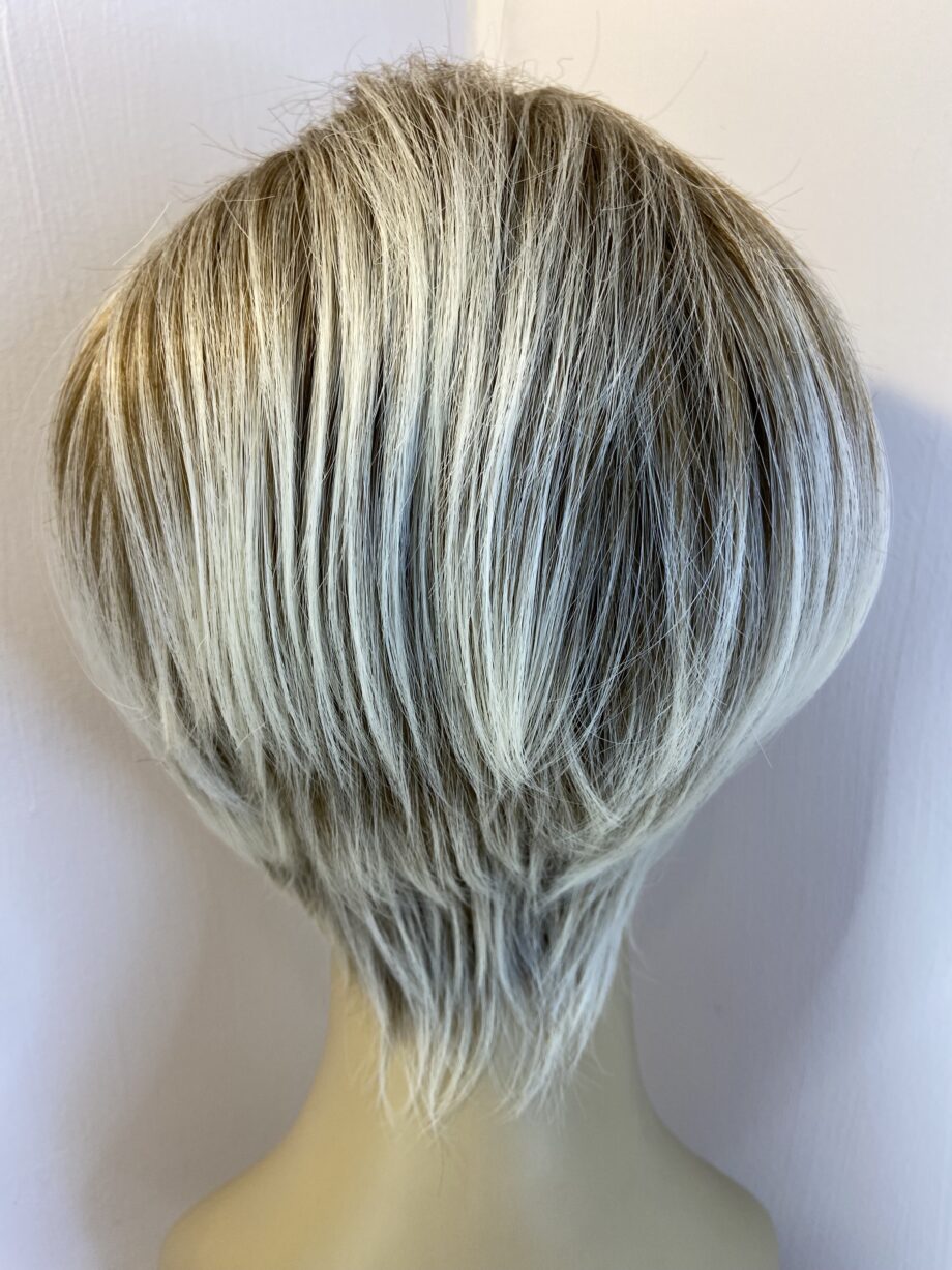 Blonde highlighted short wig. Brms721
