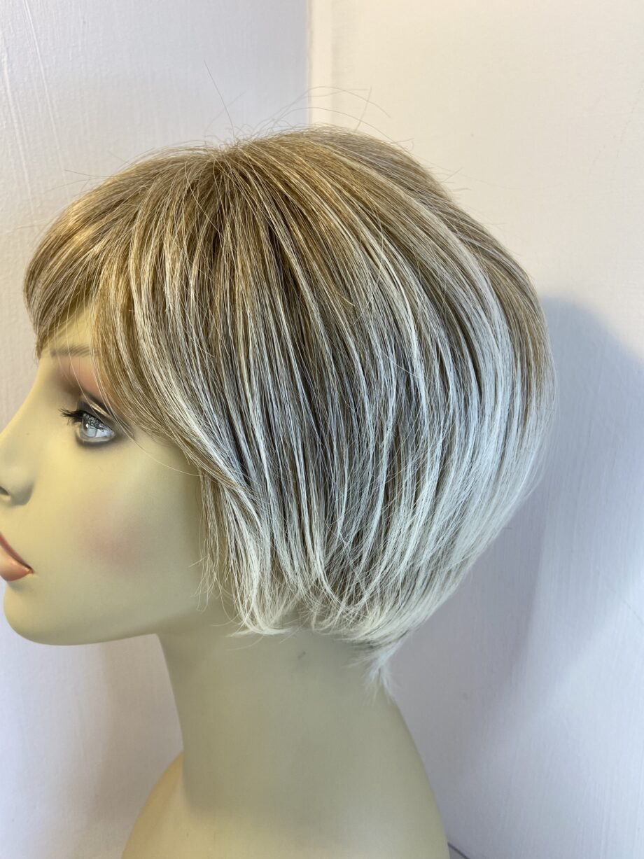 Blonde highlighted short wig. Brms721