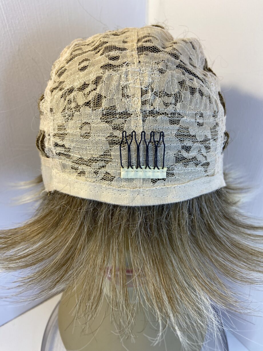 Blonde highlighted short wig. Brms721