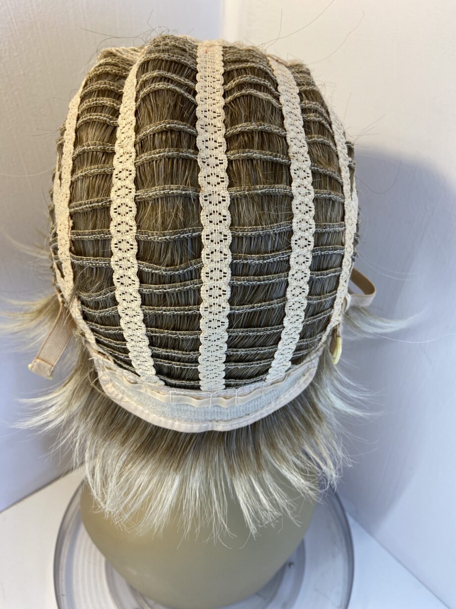 Blonde highlighted short wig. Brms721
