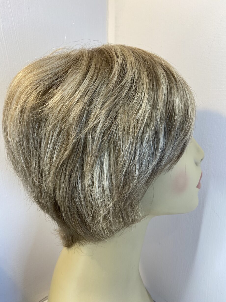 Soft blonde sentoo wig. Bblss796